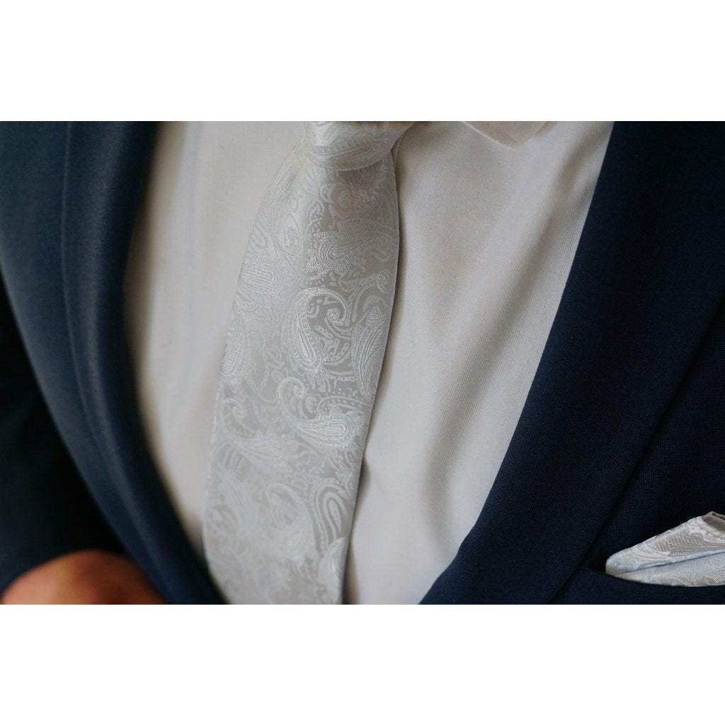 Silk white tie with luxurious paisley pattern